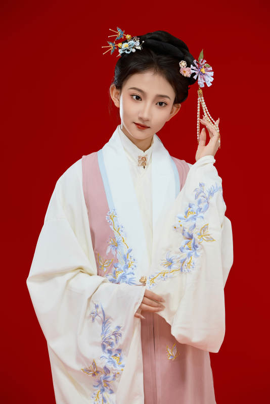 红色背景下穿着中国明朝明制汉服服饰的少女