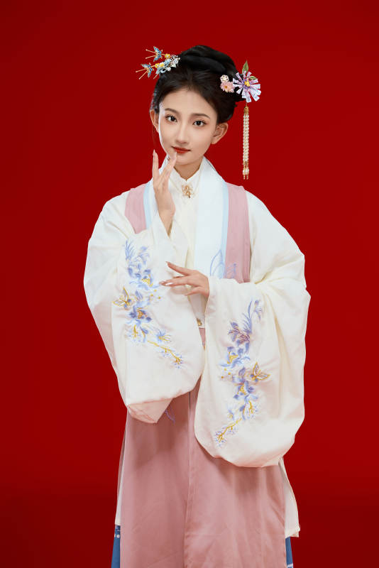 红色背景下穿着中国明朝明制汉服服饰的少女