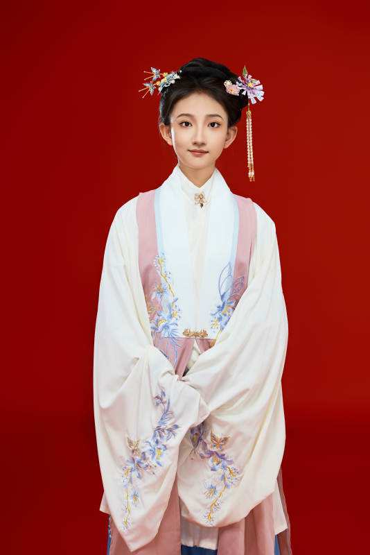 红色背景下穿着中式传统旗袍的美丽少女