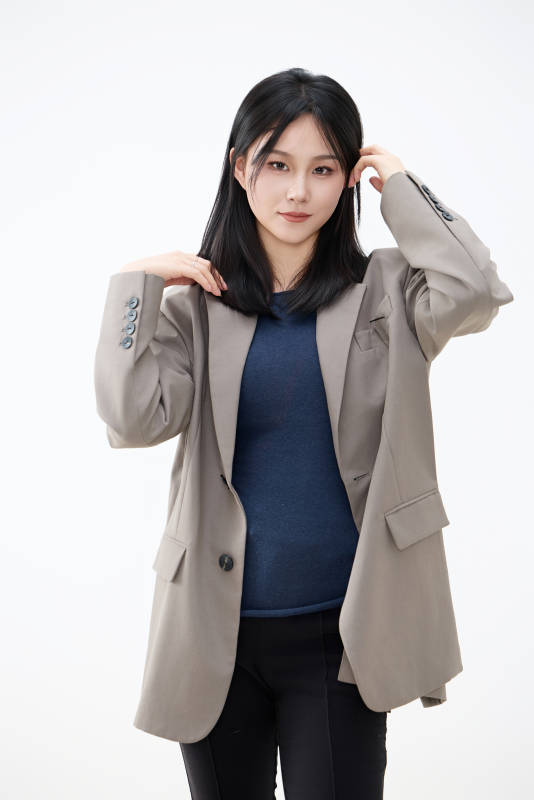 白色背景下穿着西装的职业女性形象