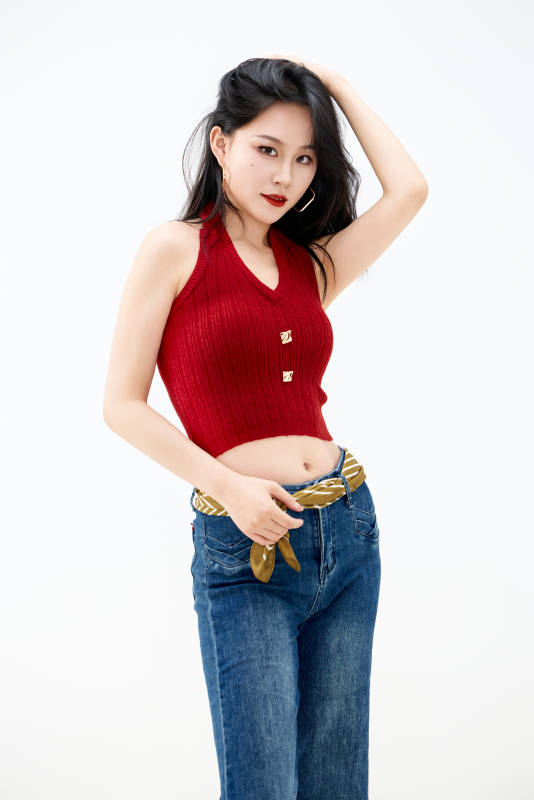 影棚拍摄穿着八十年代复古风装束的美女