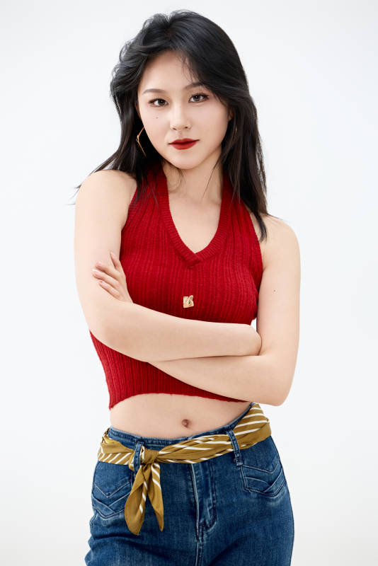 影棚拍摄穿着八十年代复古风装束的美女