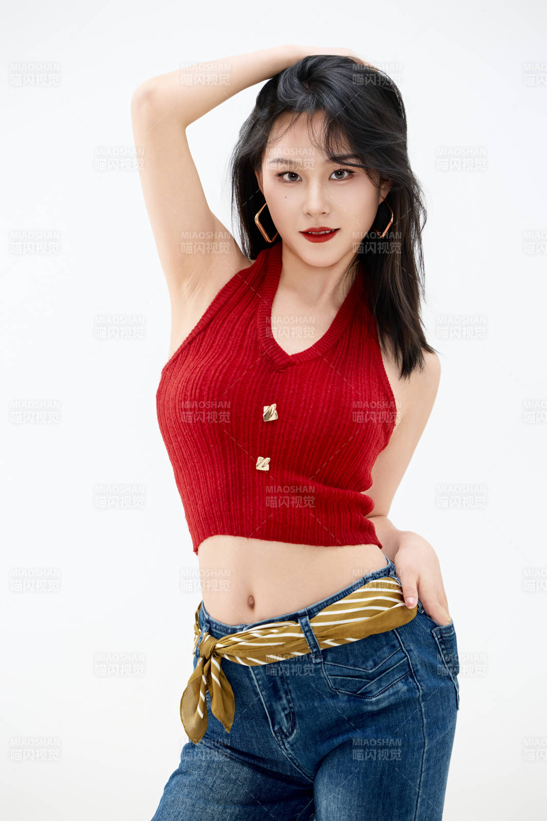 影棚拍摄穿着八十年代复古风装束的美女