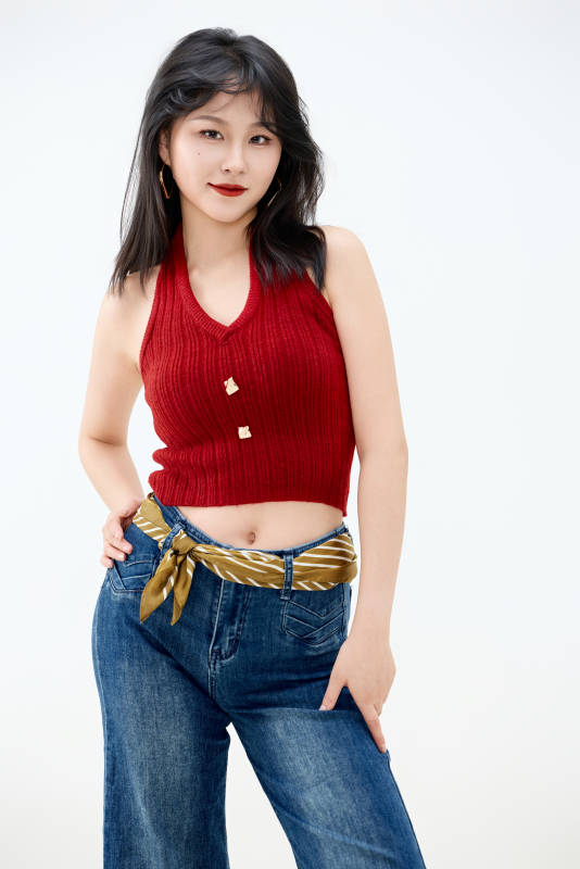 影棚拍摄穿着八十年代复古风装束的美女