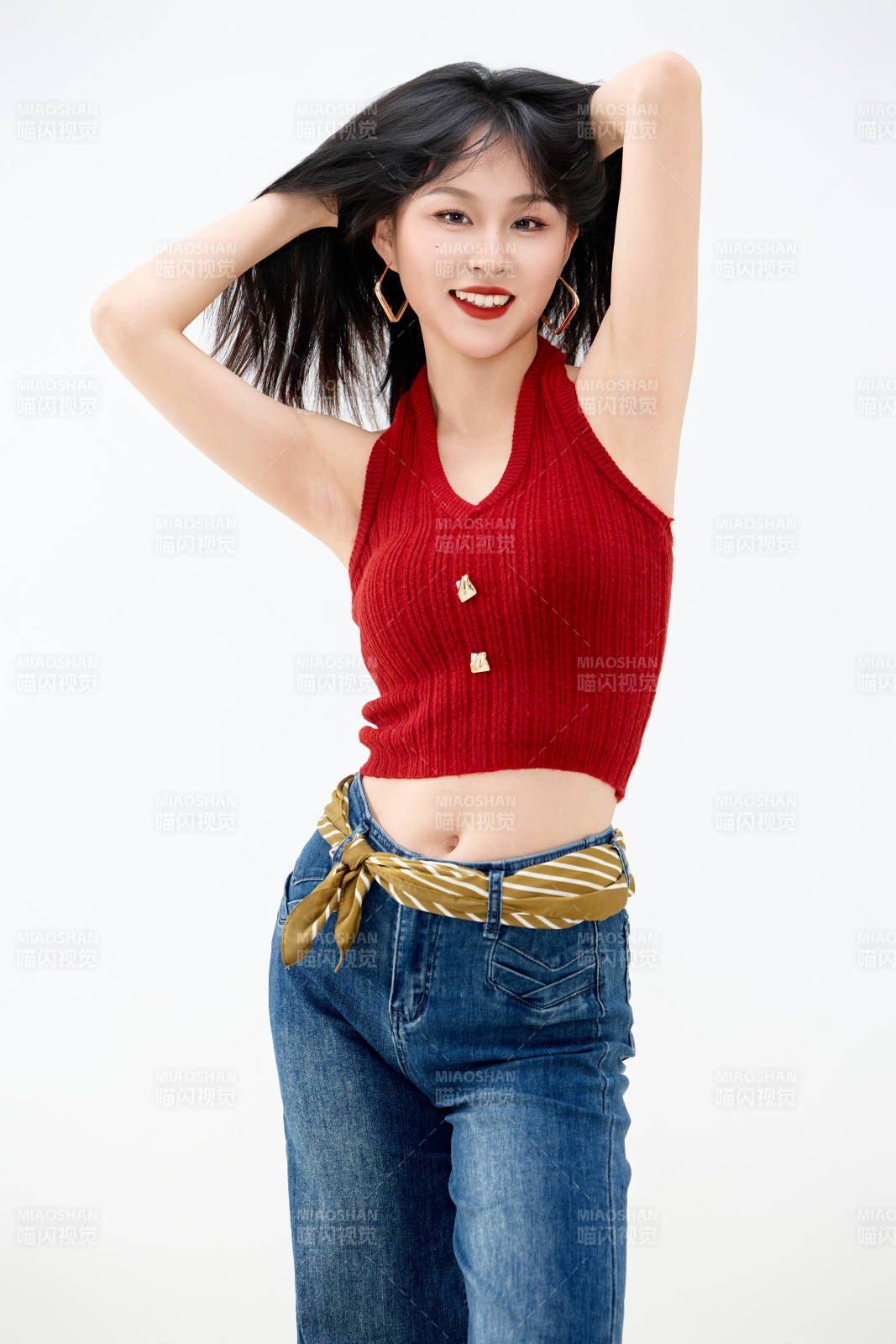 影棚拍摄穿着八十年代复古风装束的美女