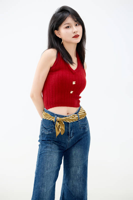 影棚拍摄穿着八十年代复古风装束的美女