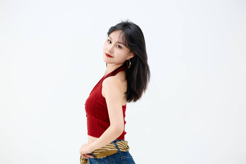 影棚拍摄穿着八十年代复古风装束的美女