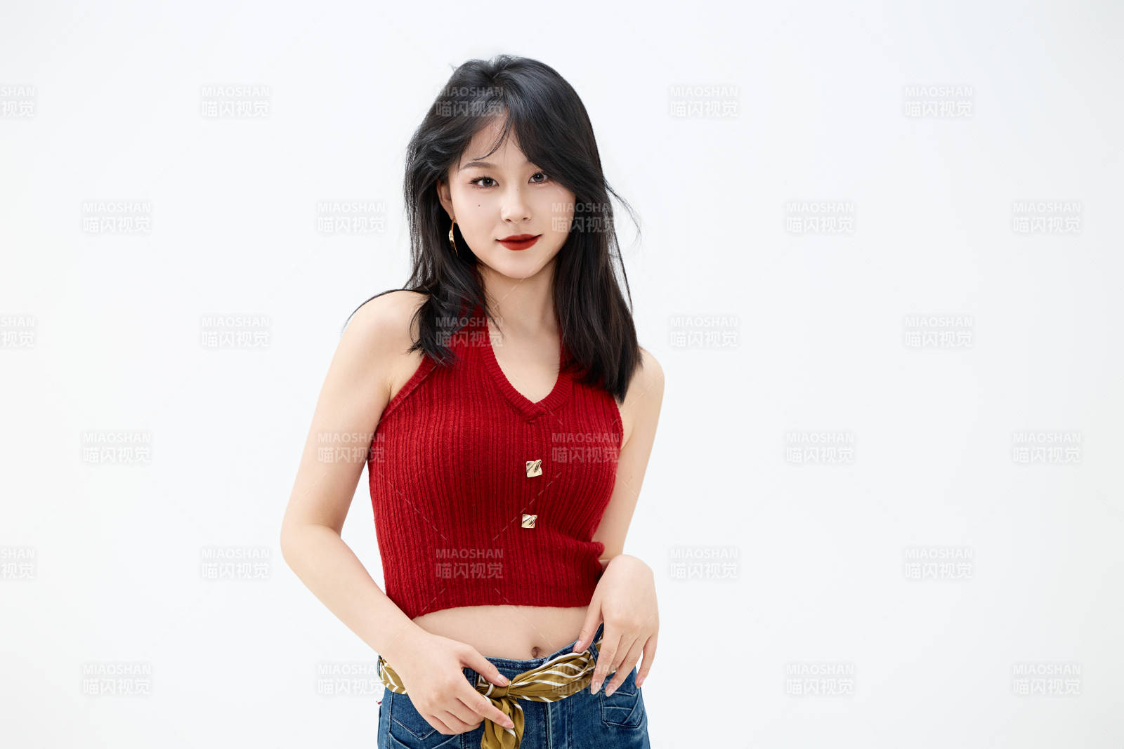 影棚拍摄穿着八十年代复古风装束的美女