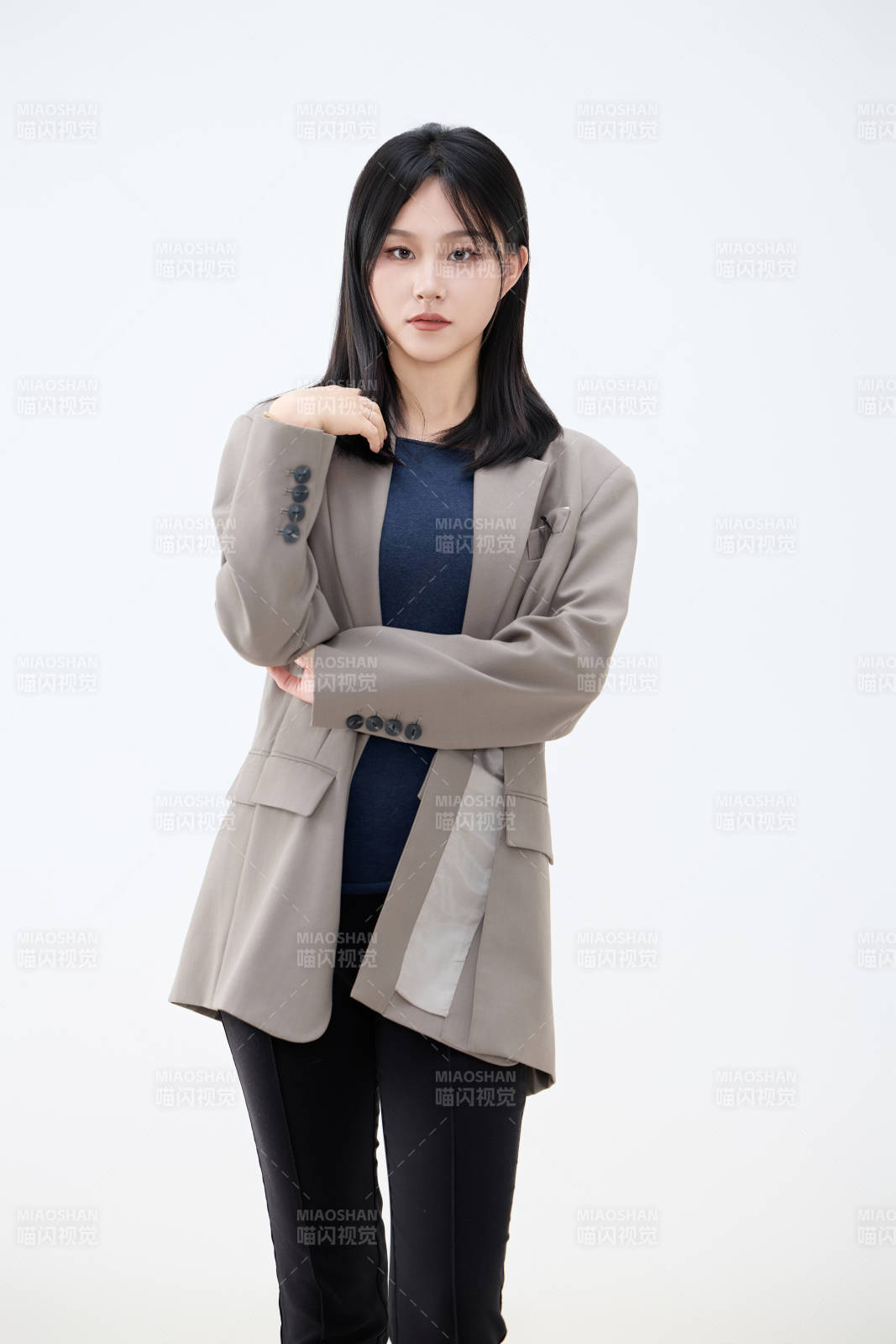 白色背景下穿着西装的职业女性形象