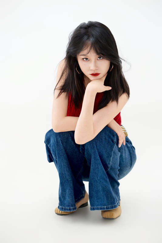 影棚拍摄穿着八十年代复古风装束的美女