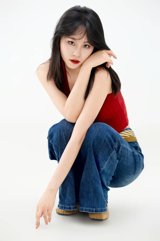 影棚拍摄穿着八十年代复古风装束的美女