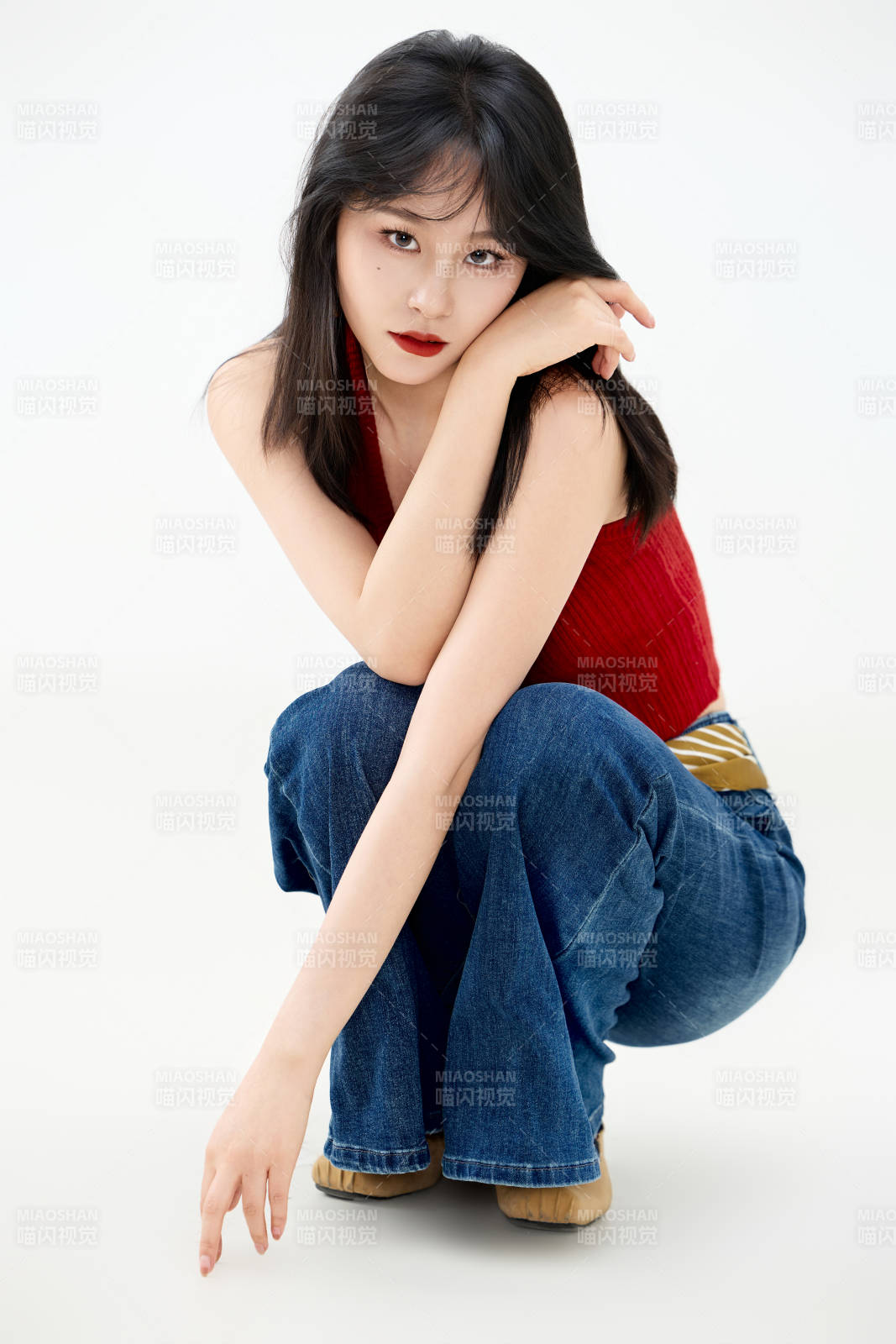 影棚拍摄穿着八十年代复古风装束的美女