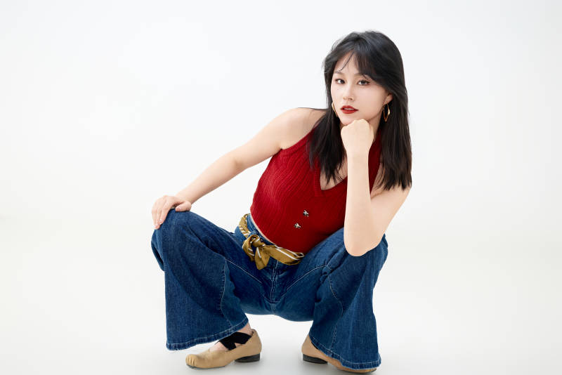 影棚拍摄穿着八十年代复古风装束的美女