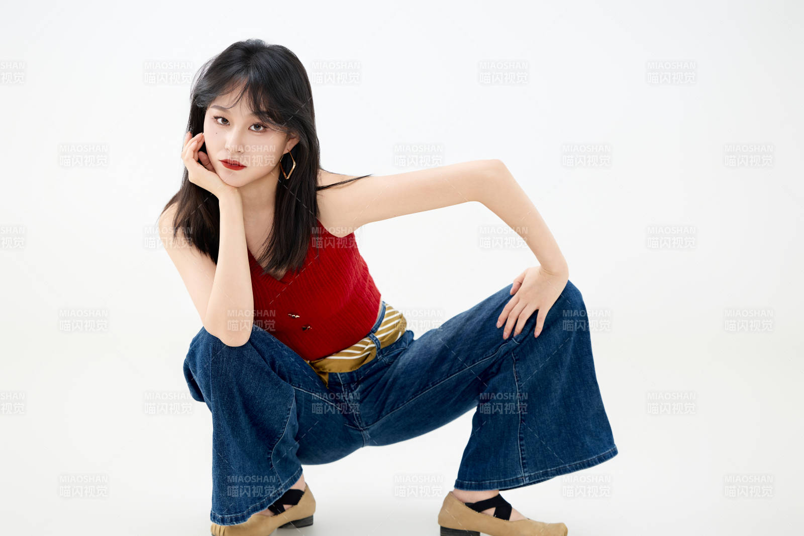 影棚拍摄穿着八十年代复古风装束的美女