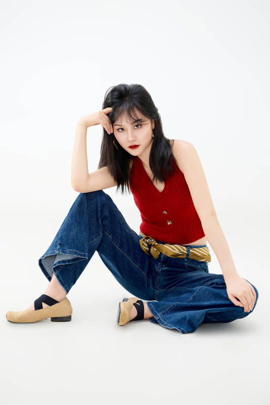 影棚拍摄穿着八十年代复古风装束的美女