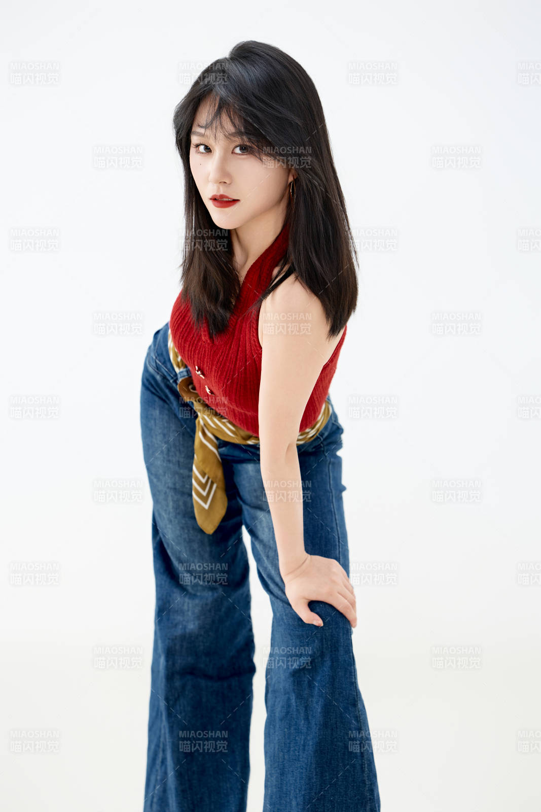 影棚拍攝穿著八十年代復古風裝束的美女