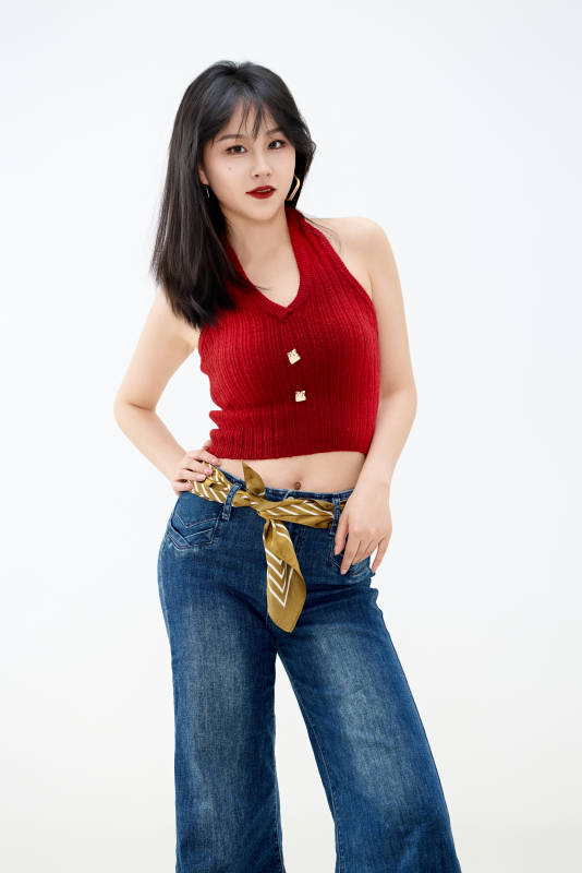 影棚拍摄穿着八十年代复古风装束的美女