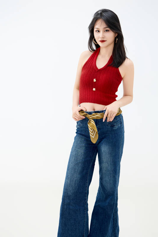 影棚拍摄穿着八十年代复古风装束的美女