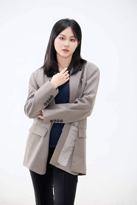 白色背景下穿着西装的职业女性形象