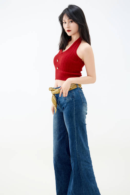 影棚拍摄穿着八十年代复古风装束的美女