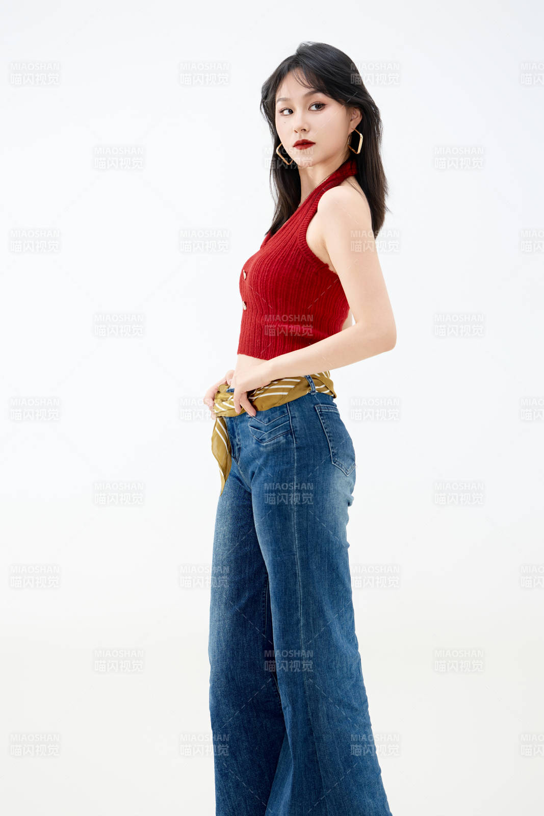 影棚拍攝穿著八十年代復古風裝束的美女