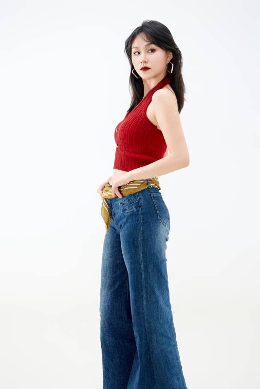 影棚拍摄穿着八十年代复古风装束的美女