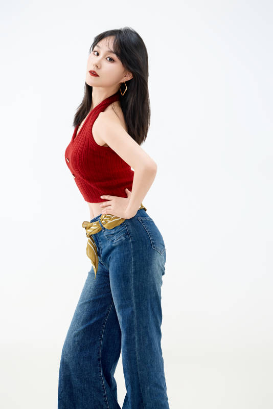 影棚拍攝穿著八十年代復(fù)古風(fēng)裝束的美女