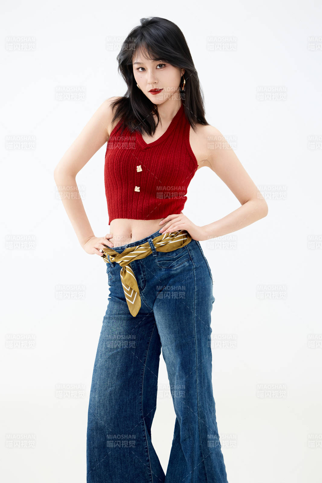 影棚拍攝穿著八十年代復古風裝束的美女