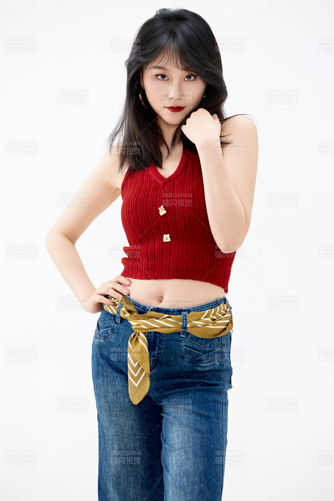 影棚拍攝穿著八十年代復古風裝束的美女