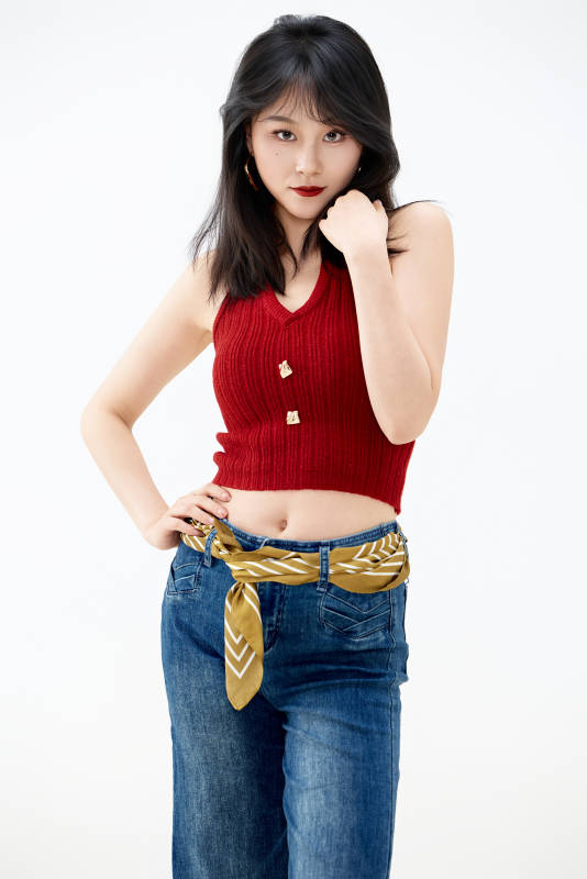 影棚拍摄穿着八十年代复古风装束的美女