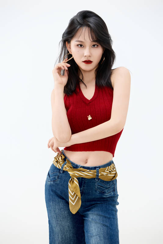 影棚拍摄穿着八十年代复古风装束的美女