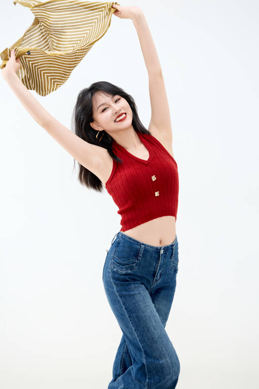 影棚拍摄穿着八十年代复古风装束的美女