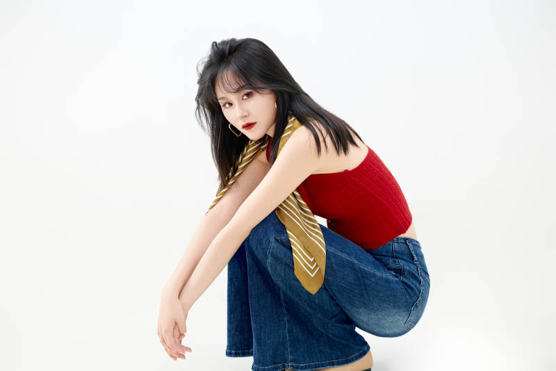 影棚拍摄穿着八十年代复古风装束的美女