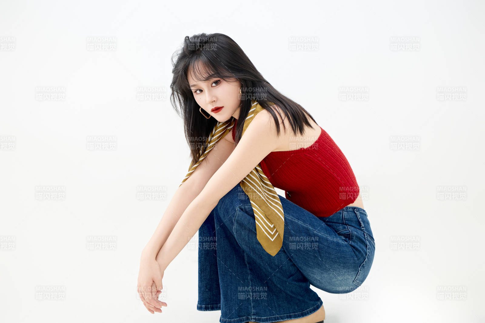 影棚拍摄穿着八十年代复古风装束的美女