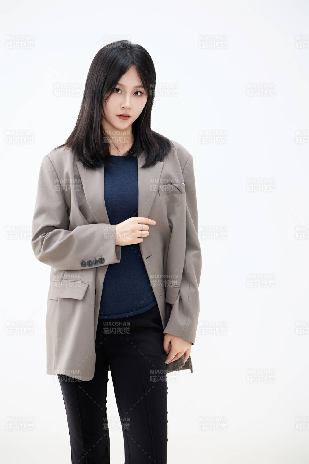 白色背景下穿着西装的职业女性形象