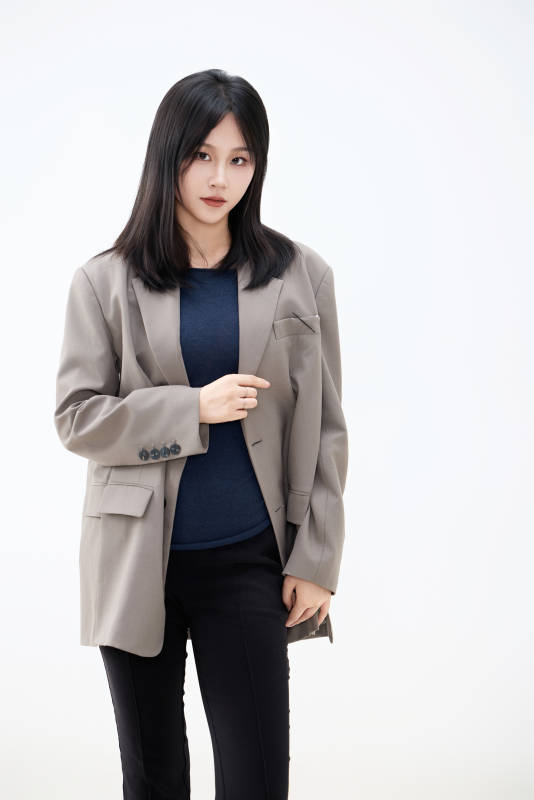 白色背景下穿着西装的职业女性形象