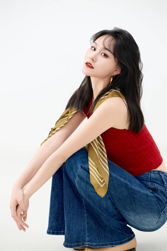 影棚拍摄穿着八十年代复古风装束的美女