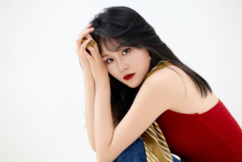 影棚拍摄穿着八十年代复古风装束的美女