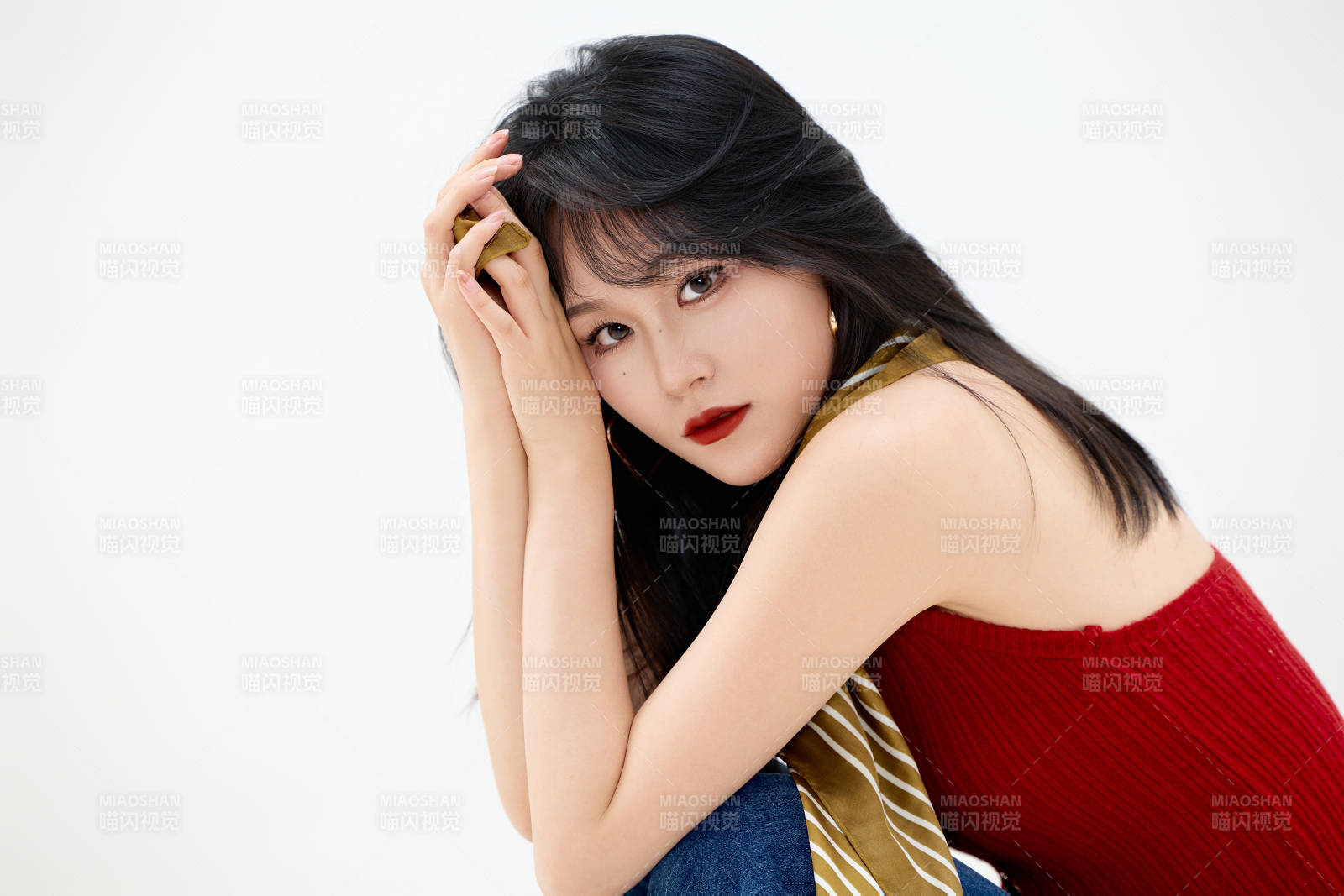 影棚拍摄穿着八十年代复古风装束的美女