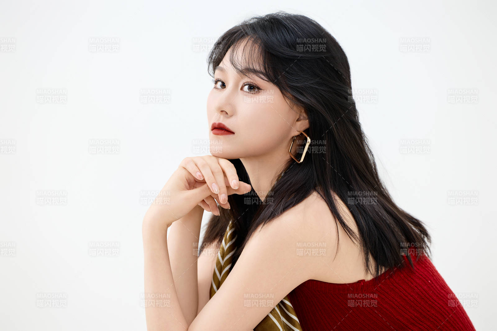 影棚拍摄穿着八十年代复古风装束的美女