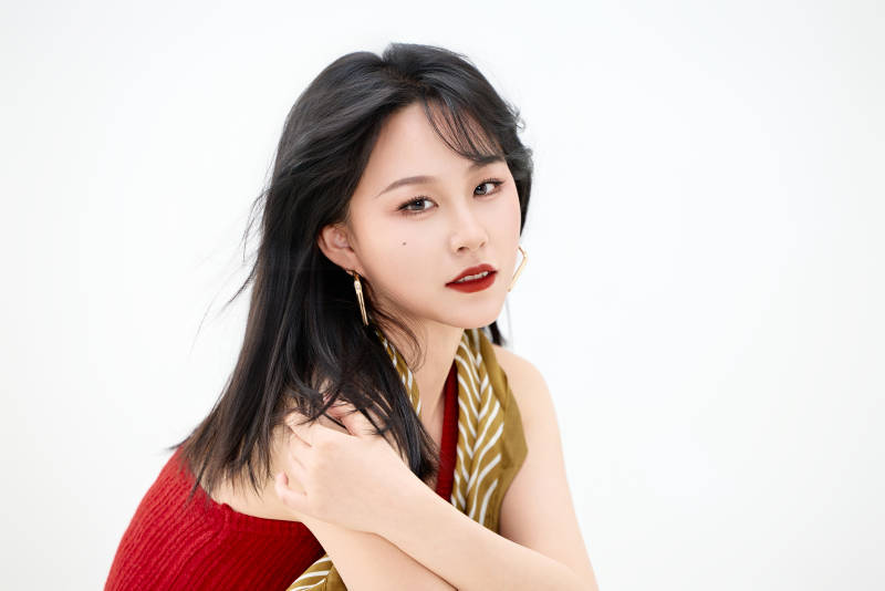 影棚拍摄穿着八十年代复古风装束的美女