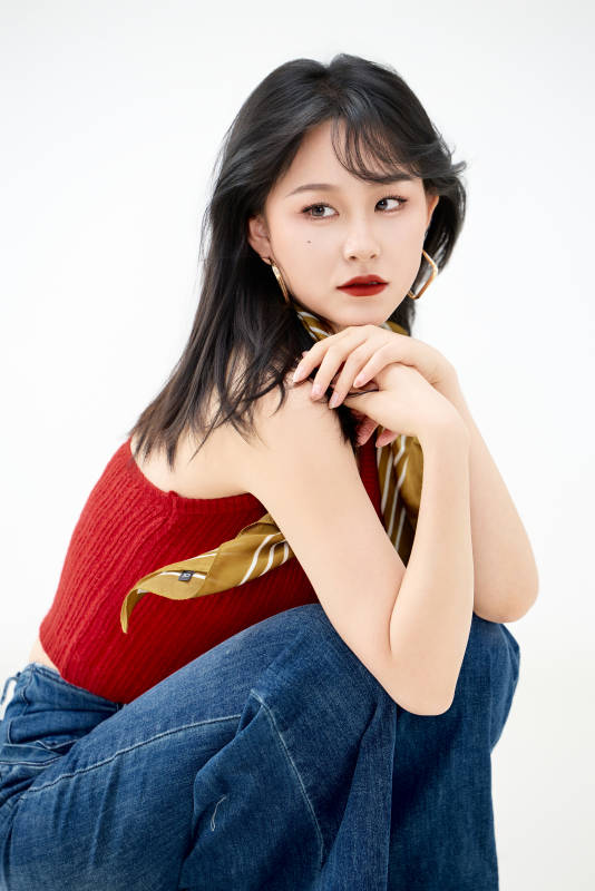 影棚拍摄穿着八十年代复古风装束的美女