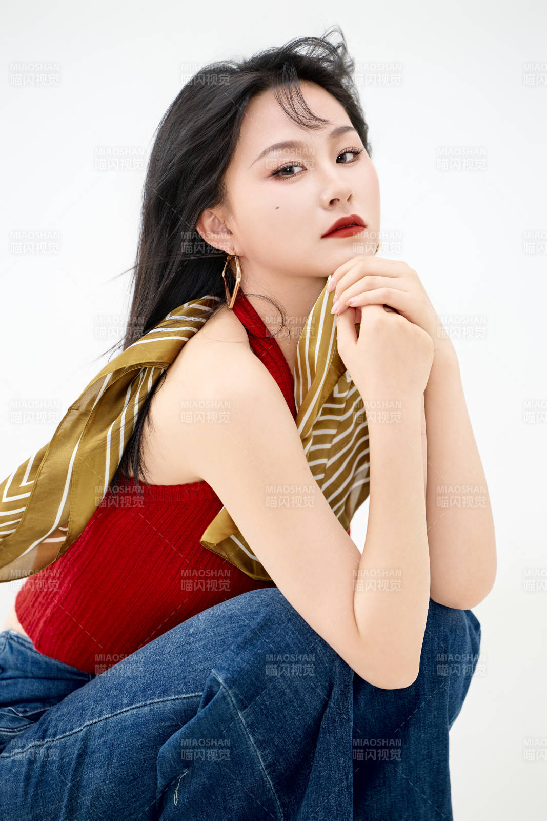 影棚拍摄穿着八十年代复古风装束的美女