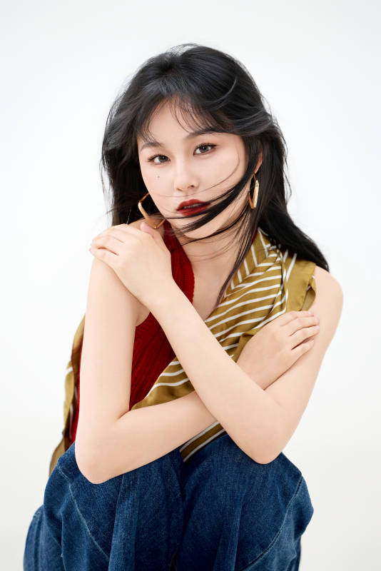 影棚拍摄穿着八十年代复古风装束的美女