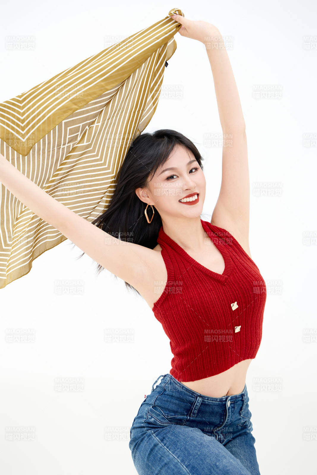影棚拍摄穿着八十年代复古风装束的美女