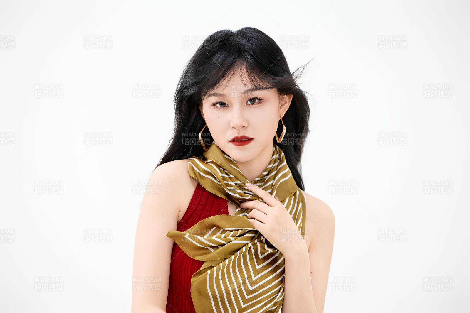 影棚拍摄穿着八十年代复古风装束的美女