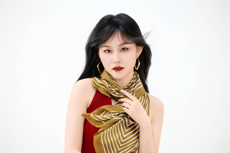 影棚拍摄穿着八十年代复古风装束的美女