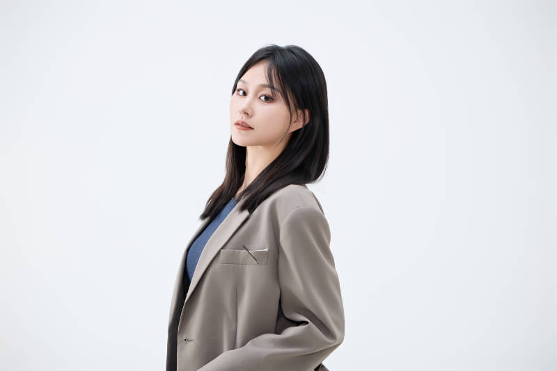 白色背景下穿着西装的职业女性形象