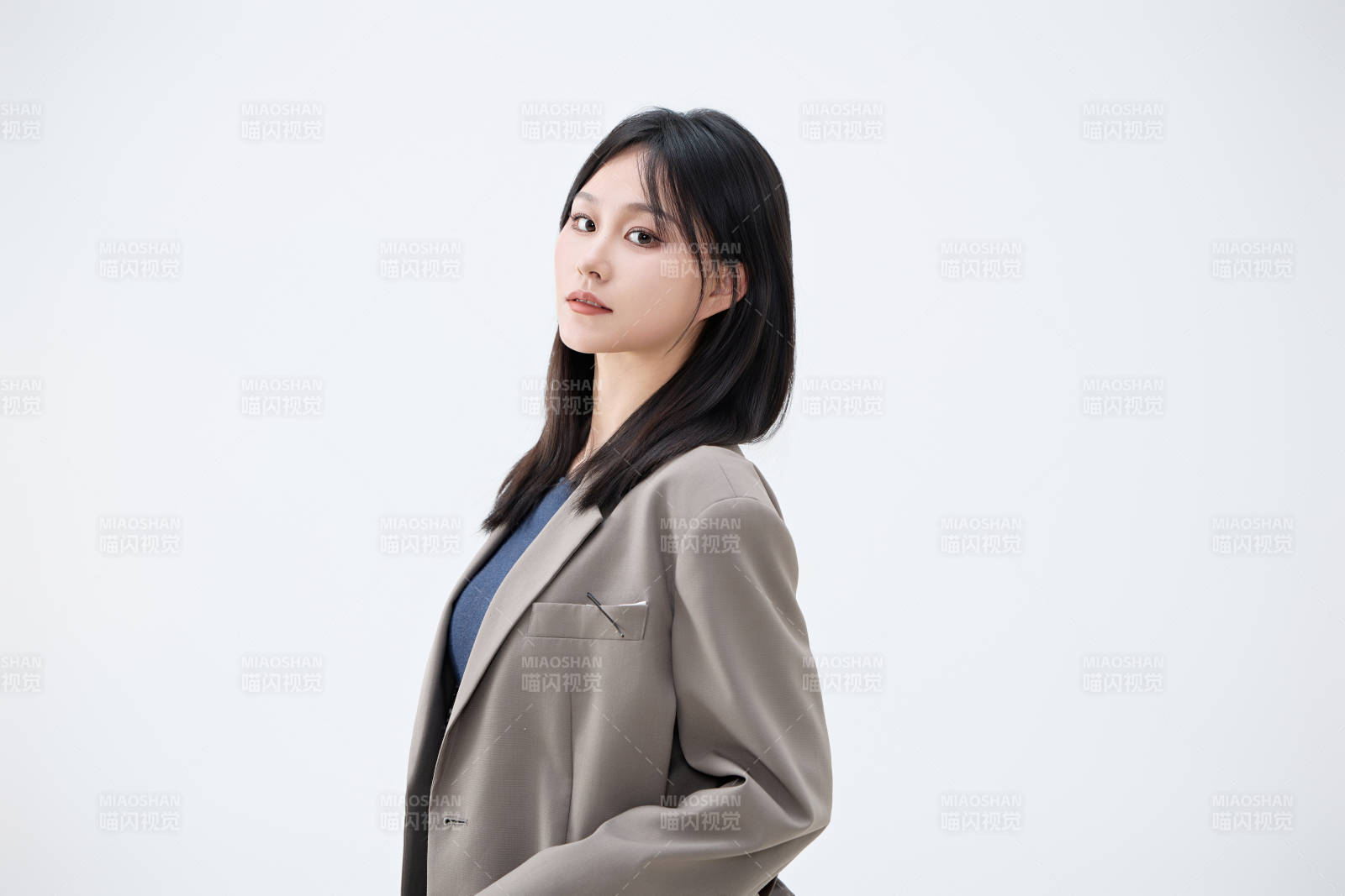白色背景下穿着西装的职业女性形象