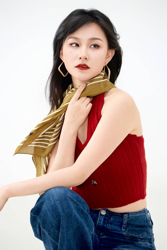 影棚拍摄穿着八十年代复古风装束的美女